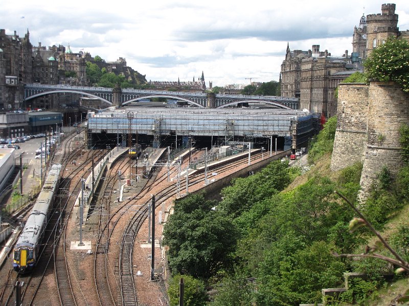 waverley station overzicht.jpg - Vrijdag: de laatste vakantiedag. De zon schijnt dus we wagen een tweede poging om Edinburgh te bezoeken. Uiteraard weer met de trein. Op de foto Waverley station.